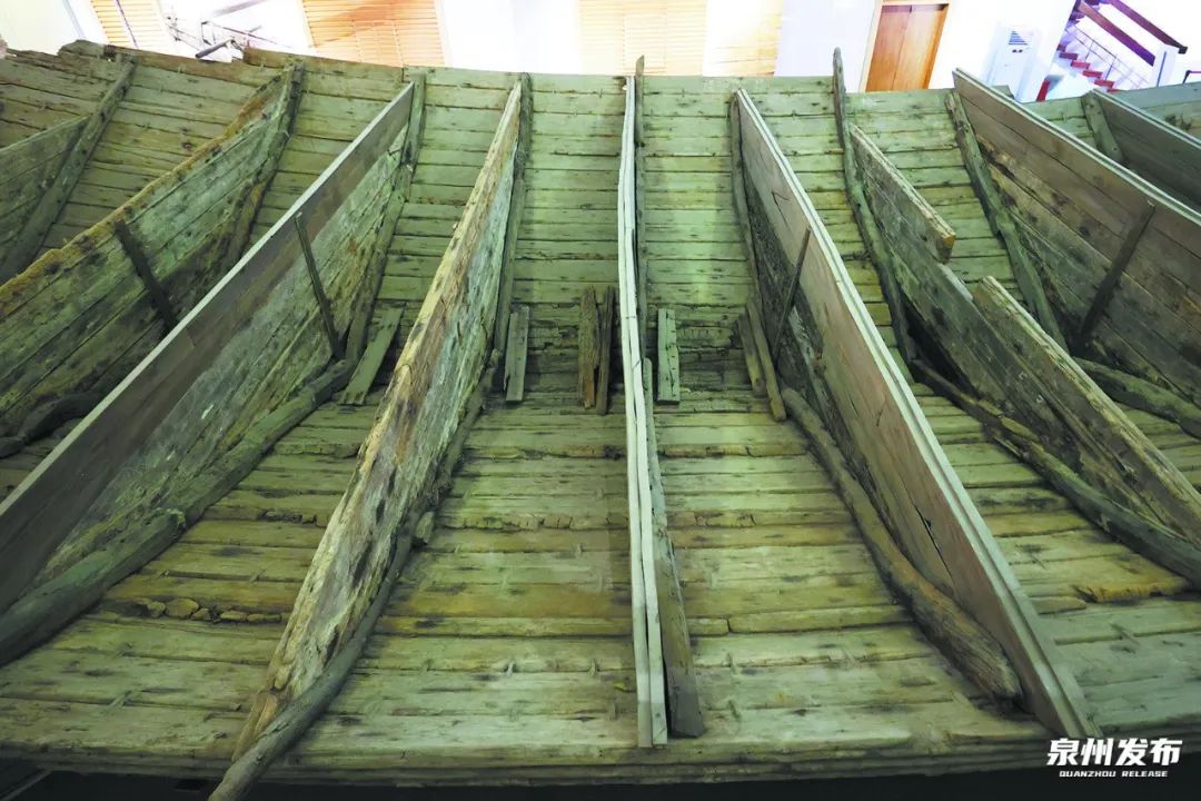 1974年从泉州后渚港发掘的宋代古船采用水密隔舱建造技艺 （陈起拓 摄）