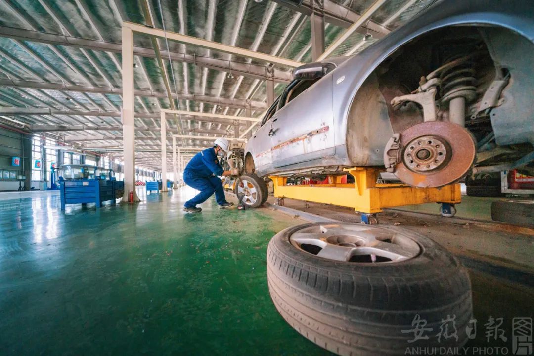 资料图:位于宿州市的皖北循环经济产业园内,一家企业正在拆解报废汽车