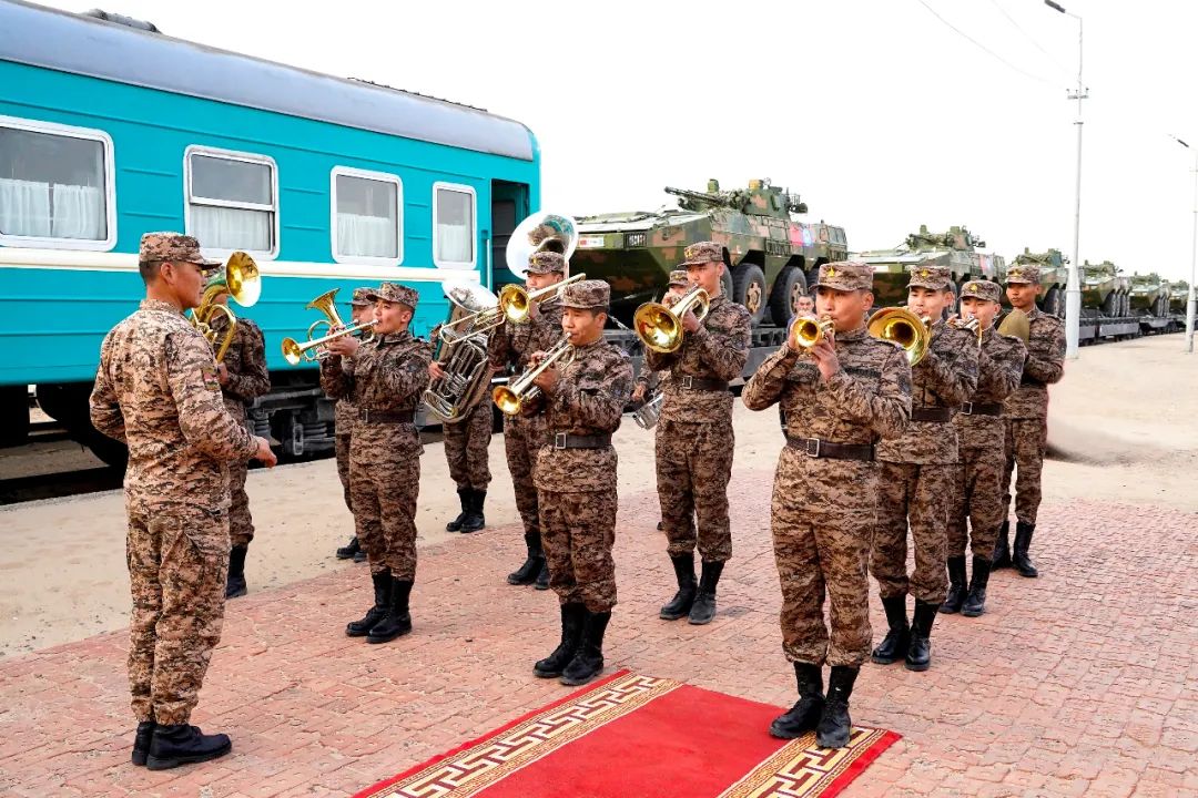 蒙古国军乐队官兵奏乐欢迎中方参训官兵抵达。刘丹 摄