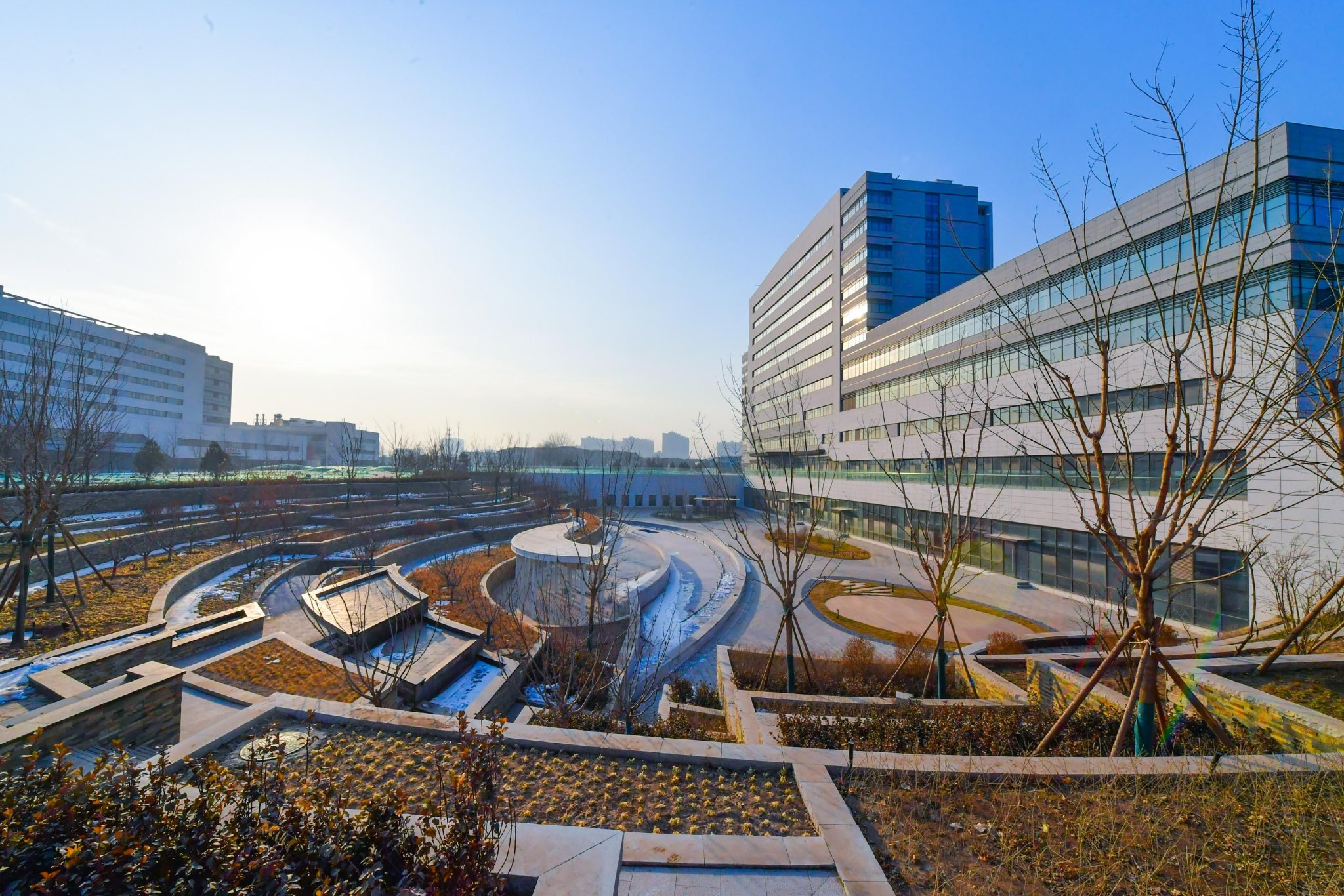安贞医院通州院区南区北区之间有一座下沉广场。北京城建集团供图