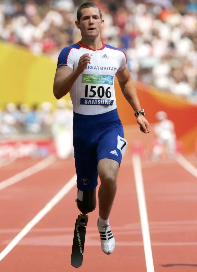 ▲麦克福尔在2008年残奥会获得铜牌