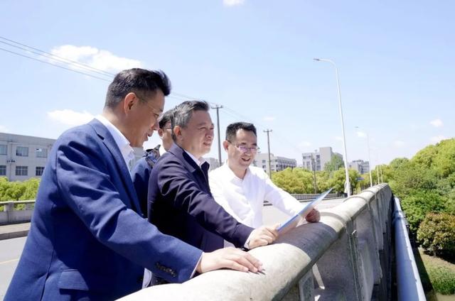 5月8日上午,宝山区委书记李晨昊带队对潘泾,练祁河等一线防汛设施