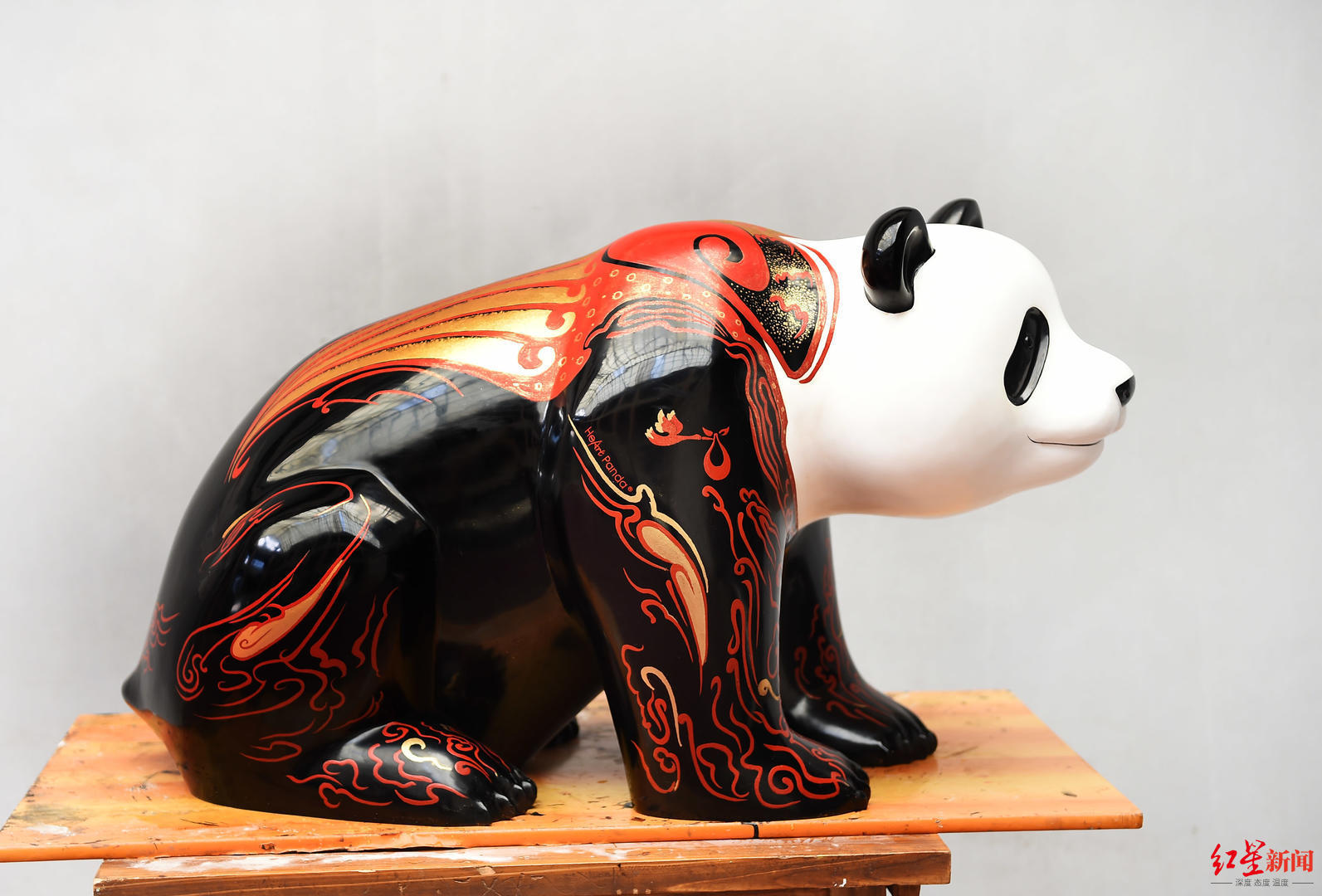 2017年，成都漆器工艺厂制作的漆器大熊猫（张士博摄）