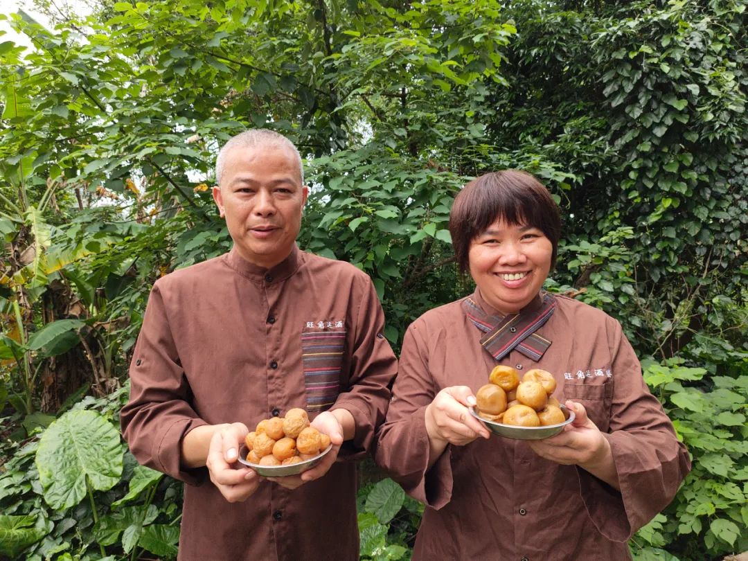 "长滩镇党委书记陆显华说,将产自乡间的土特产品,在一缕缕炊烟中,变为