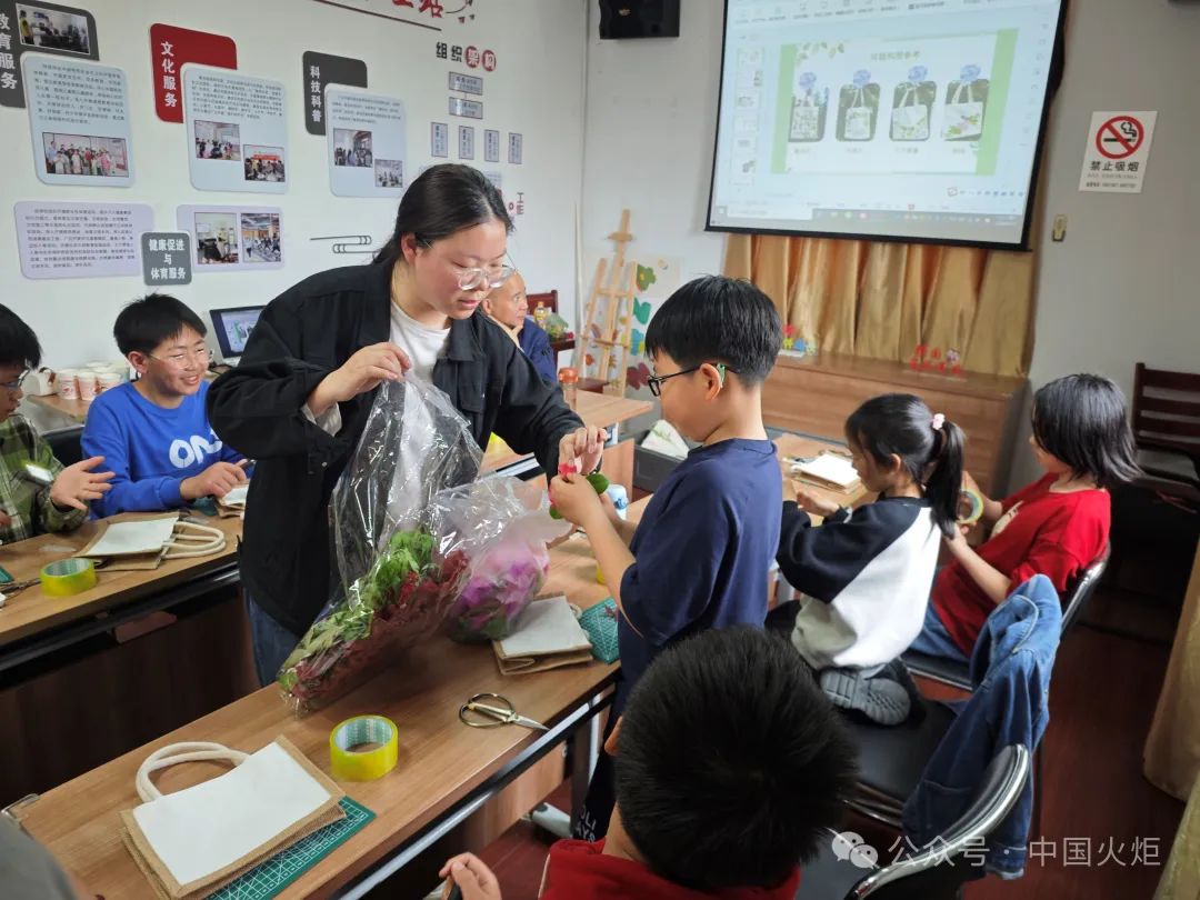 近日,江苏省苏州市吴江区盛泽镇西白漾社区关工委联合泽新实验学校
