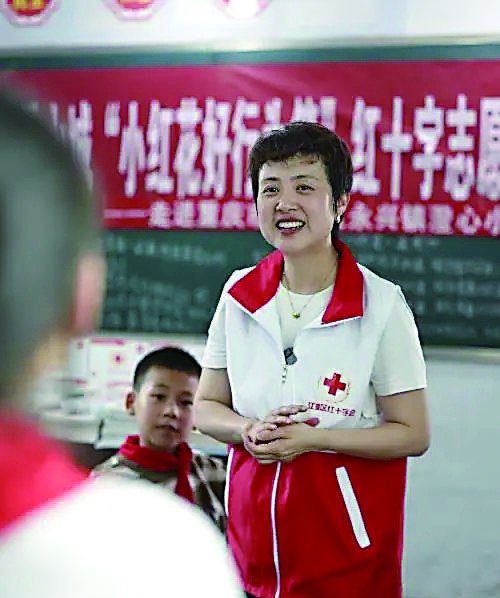 江津区红十字“幸福心点爱”心理志愿者队队长、中国红十字会会员之星：何彦儒