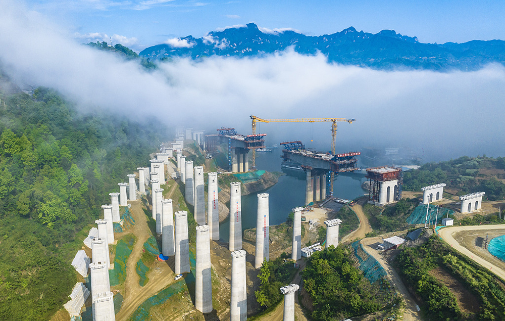 工人在湖北省宜昌市秭归县茅坪镇三峡枢纽茅坪港疏港铁路建设工地施工