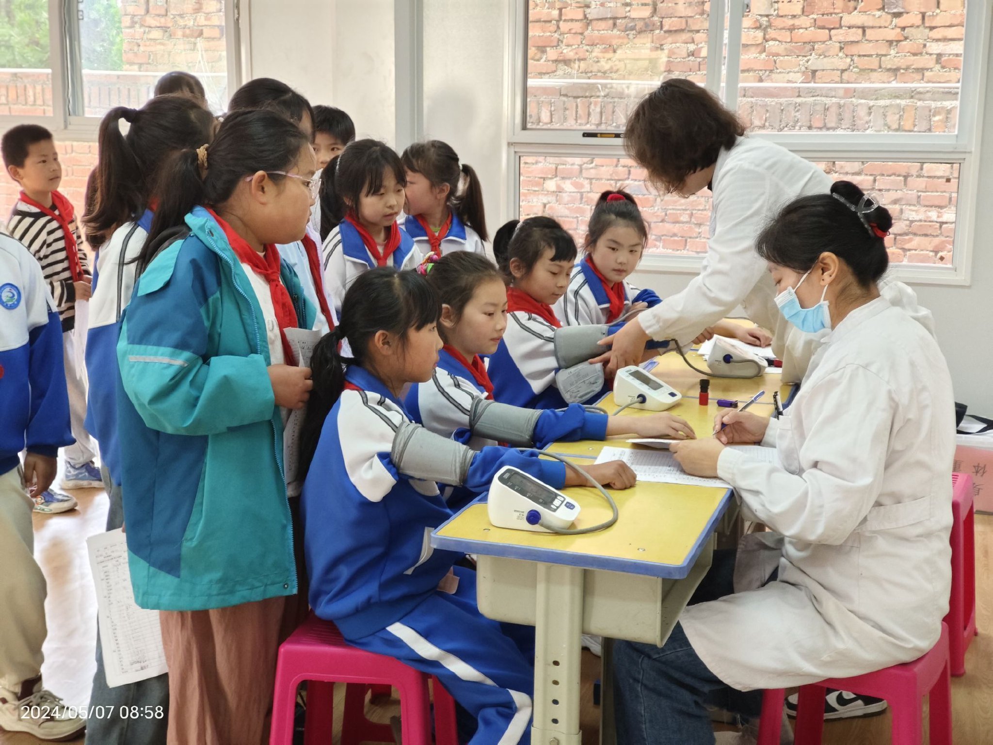 灞桥区狄寨小学开展2024年春季健康体检活动