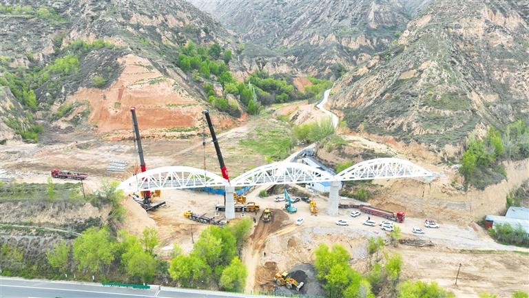 临夏州广河县火红渡槽改建工程渡槽吊装合龙