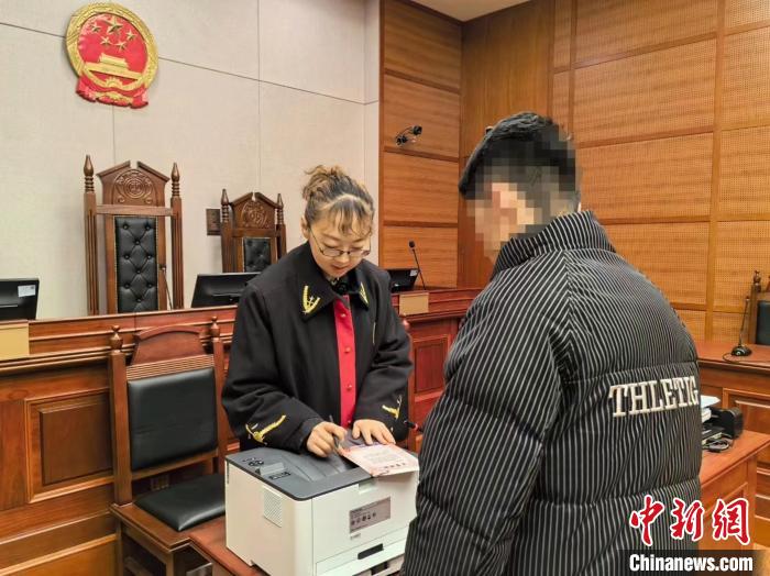 资料图为城中区人民法院刑事审判庭给涉案被告人发放"法官劝诫卡".