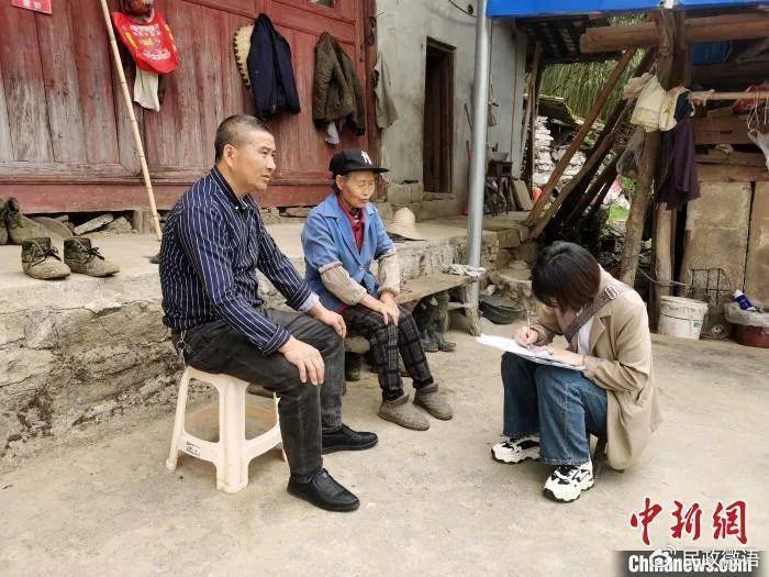 民政工作人员在贵州绥阳开展入户低保核查工作。贵州省民政厅供图