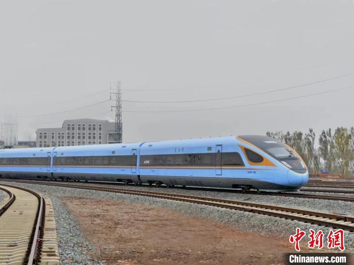 王成强参与设计的cr300bf复兴号动车组.