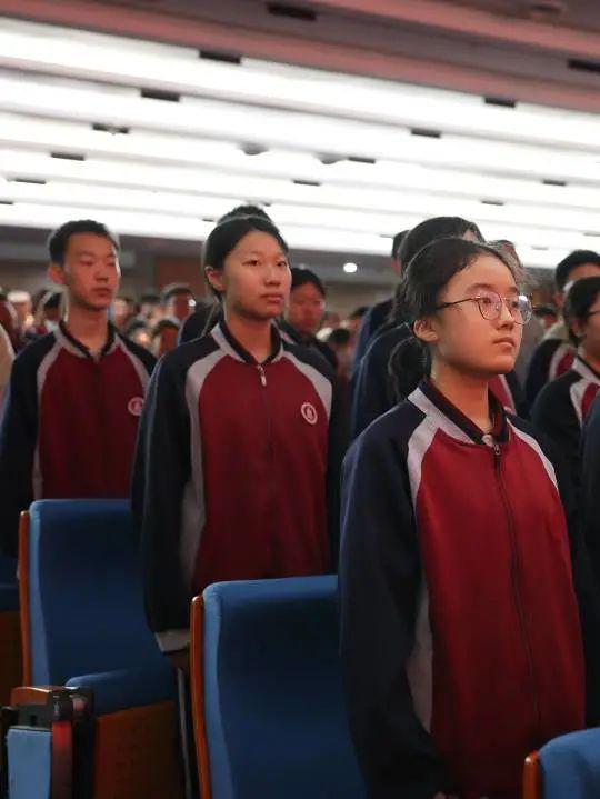 西安市雁塔区第一中学举行首批新团员入团仪式暨读书节表彰大会