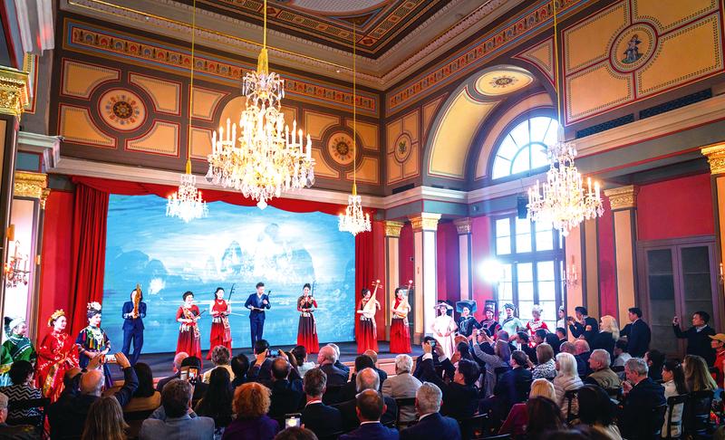     具有中国风范和广西特色的文艺演出受到奥地利观众的热情欢迎    （广西文化和旅游厅供图）