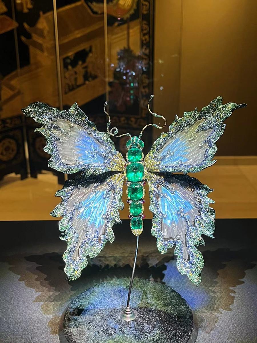 不同的材料和工艺创新:通过宝石正面切割与背面雕刻营造出的光影画面