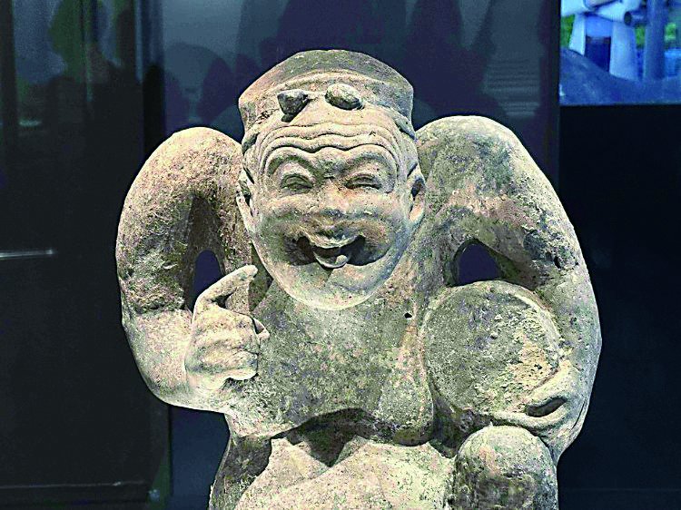5月8日是"世界微笑日",重庆中国三峡博物馆专程从正在展出的《妙手