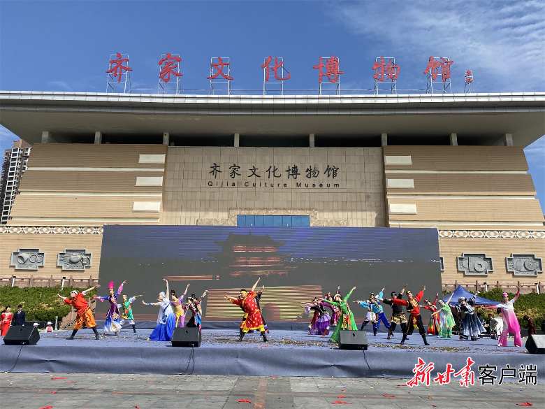 甘肃省民族歌舞团进行“和美陇原 同心筑梦”专场文艺演出。（图片均由新甘肃·甘肃日报记者 王虎 摄）