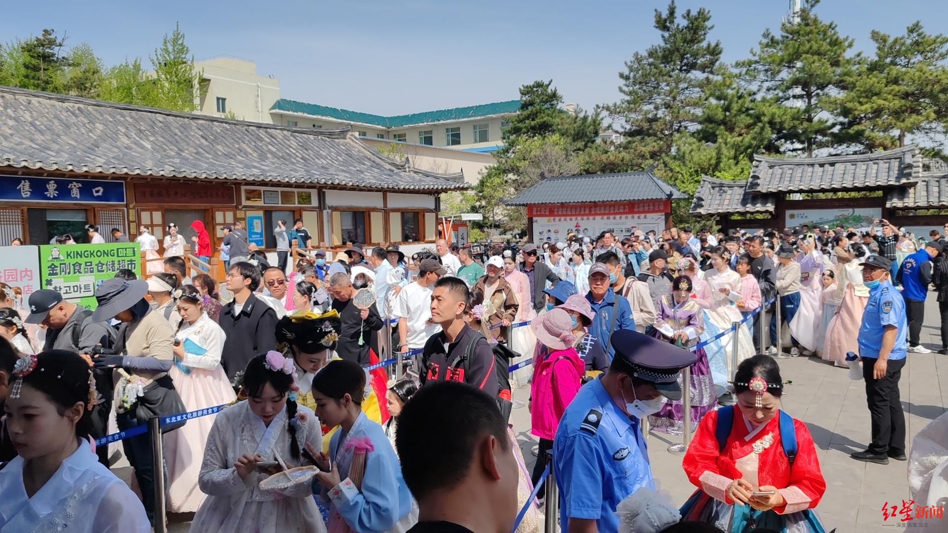 ▲五一期间，延吉朝鲜族民俗园门口排起了长队