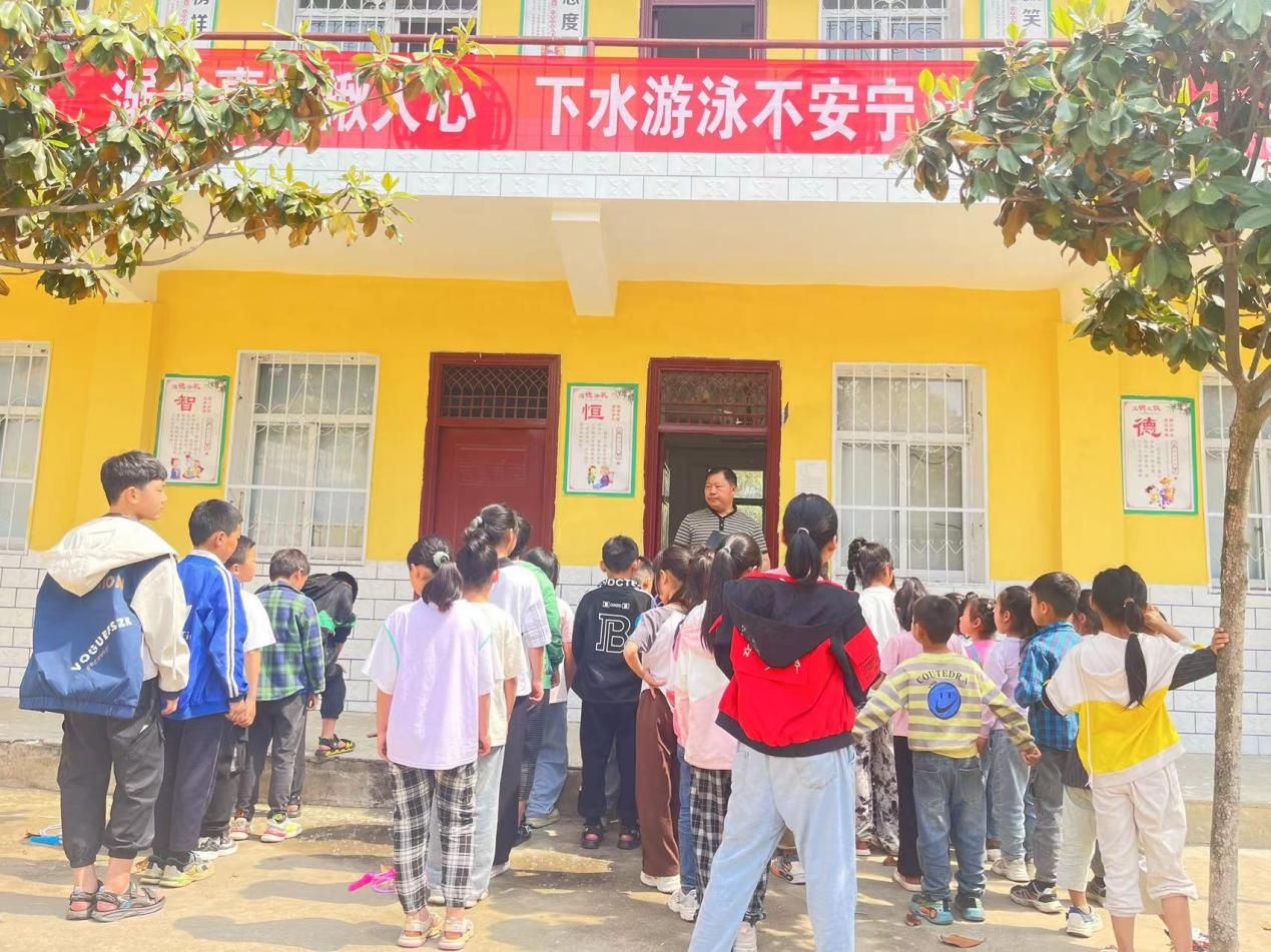南召县太山庙乡罗沟小学召开期中测评总结反思会议