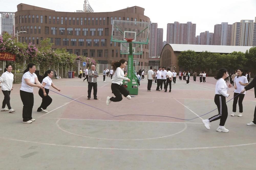 营造积极向上的校园文化氛围,日前,邯郸市职教中心举办第十三届教职工