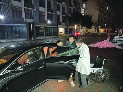 南城院46名"住楼教导员"与学生同吃同住六年 他们用师爱"照亮"青春