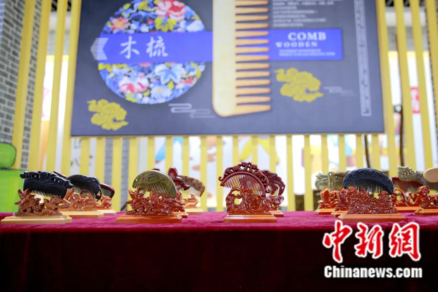 一把高榆木梳,早已不再是一件普通的生活用品,更凝聚着匠人们的心血和