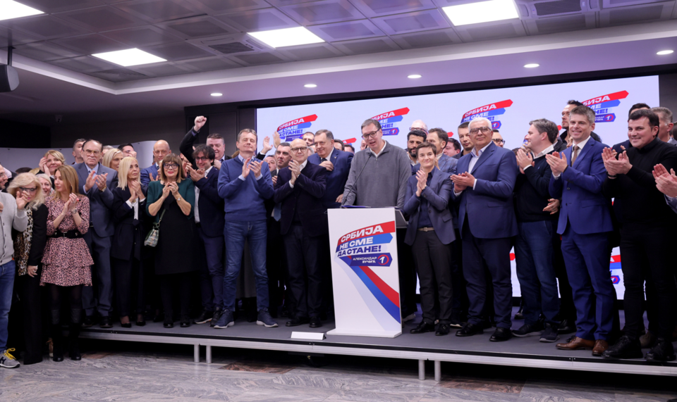 2023年12月17日，塞尔维亚总统武契奇（中）在塞尔维亚前进党总部发表讲话，站在他右手边的就是武切维奇。 （新华社）
