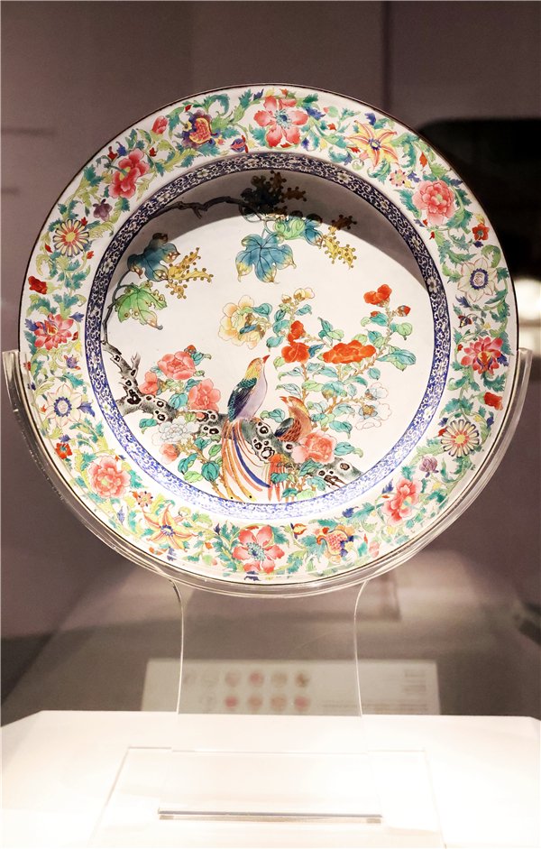 图说:《花鸟纹盘》广珐琅作为清代中国工艺美术的杰出代表,其制作和