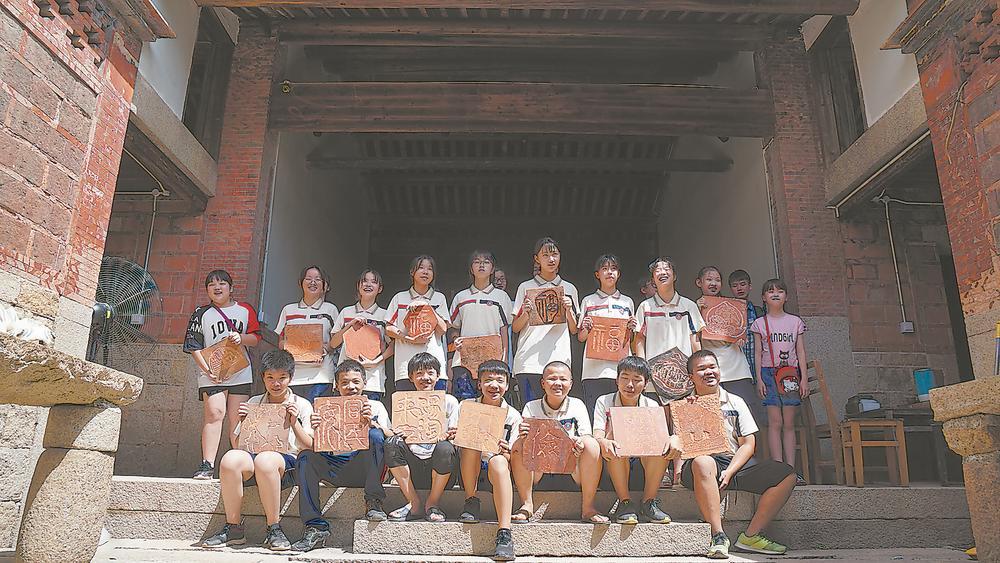在史文沧的闽南红砖雕艺术馆，孩子们在体验闽南红砖雕刻。 本报记者 刘深魁 摄