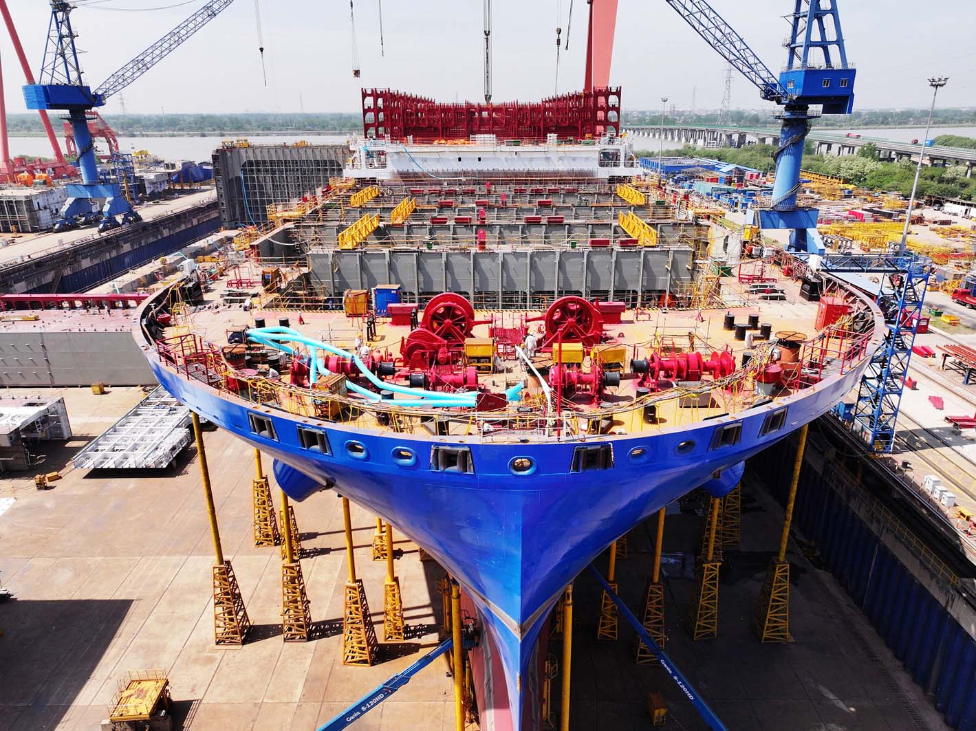 近日，江都一家造船企业厂区内多艘大型船舶正在紧张建造中。孟德龙 摄
