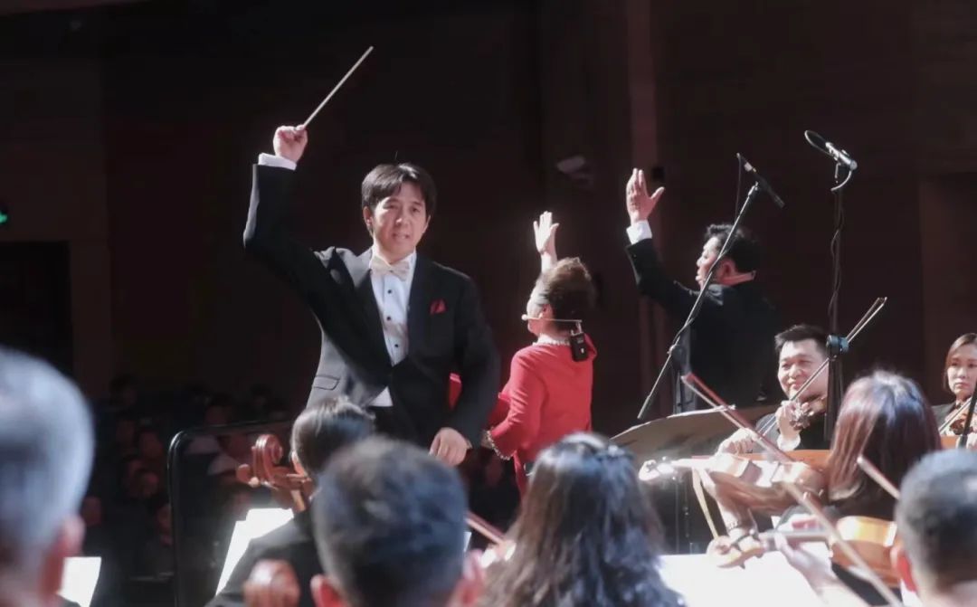 著名指挥家董俊杰执棒天津交响乐团,与天津交响乐团(附属)合唱团共同