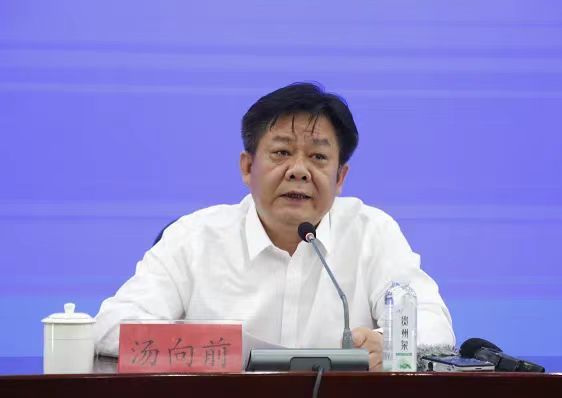 进入贵州省榕江县农业区划办工作,此后历任榕江县委