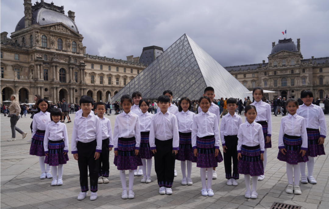 　　当地时间5月5日，五指山黎苗童声合唱团在卢浮宫前合唱。（五指山市中法文化交流代表团供图）