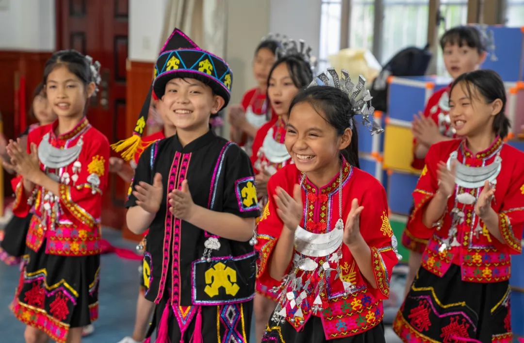 　　4月26日，在五指山市水满中心学校，五指山黎苗童声合唱团的孩子们合唱时即兴舞蹈。海南日报记者 李天平 摄