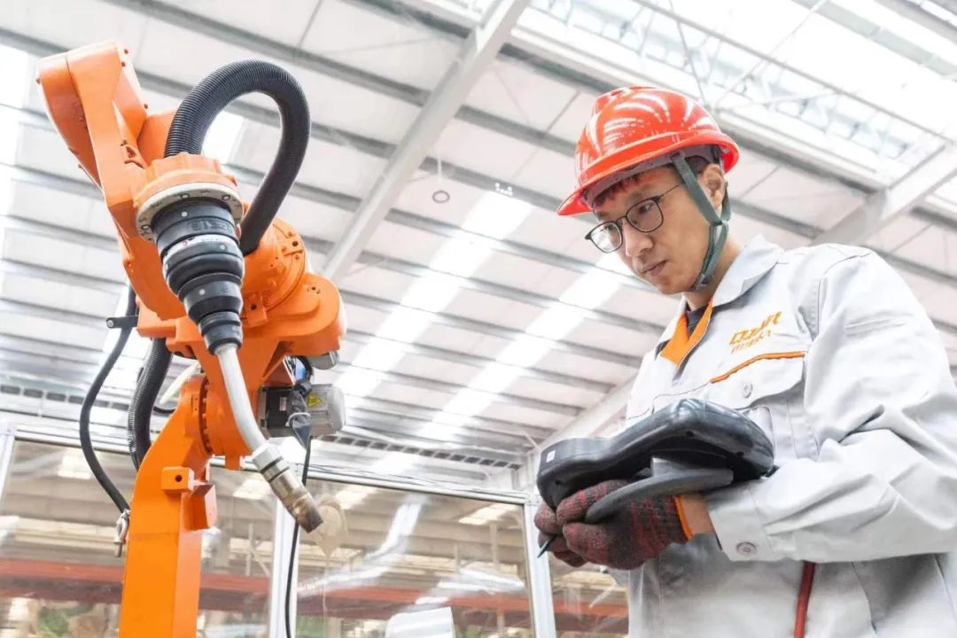 一脚迈进了专业门槛学生时代的广泛实践为王洋铺设了通往技术创新的