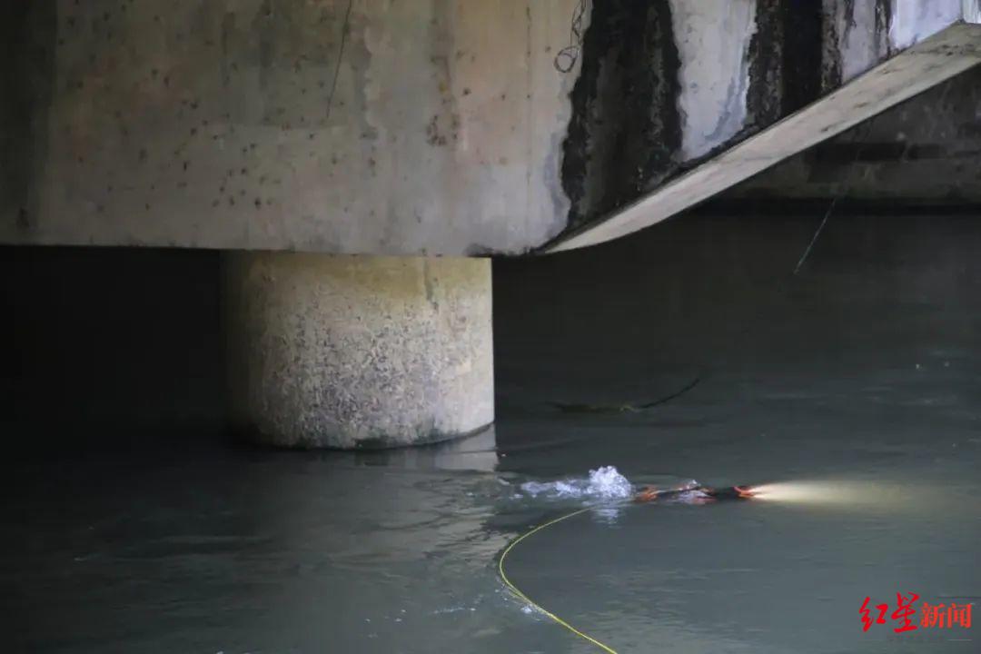 ▲机器人接近和检测桥梁水下结构