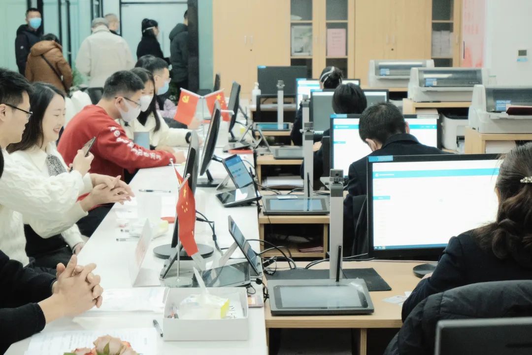 重庆市巴南区花溪街道的杨先生来到巴南区民政局婚姻登记处补办离婚证