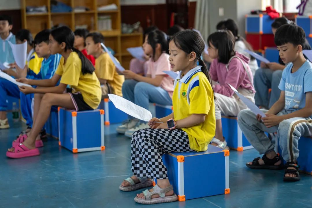　　4月27日，在五指山市水满中心学校，五指山黎苗童声合唱团的孩子们坐着练习歌唱。海南日报记者 李天平 摄