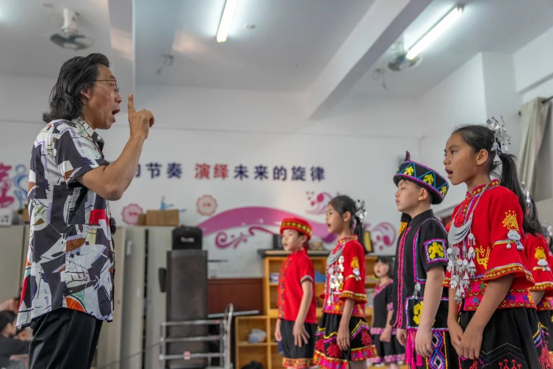 　　4月26日，在五指山市水满中心学校，五指山黎苗童声合唱团的音乐指挥家刘旻指导孩子们歌唱。海南日报记者 李天平 摄