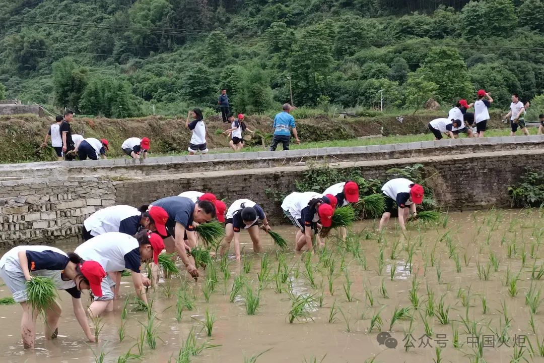 永川区5月8日,永川区朱沱镇水渡滩村关工委组织村民代表开展"学法用法
