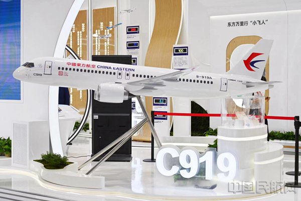 亮相东航展台的C919全球首架交付机机模