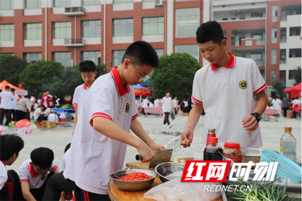 师生的校园文化生活,5月9日,宁乡金海中学举行了第三届校园文化美食节