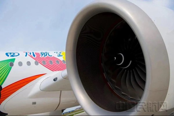 护航重庆劳模!川航"墨镜侠"空客a350再次抵渝