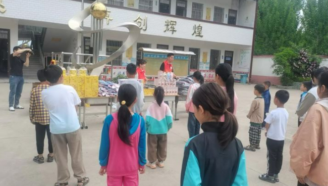 体育用品,学校负责人感谢星辰社会服务中心对张村小学学生的爱心援助