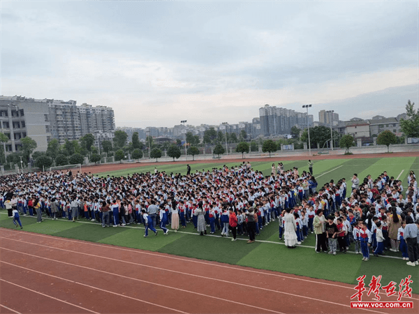 临"震"不乱  安全"童"行 芷江芙蓉学校举行2024年防震减灾应急疏散