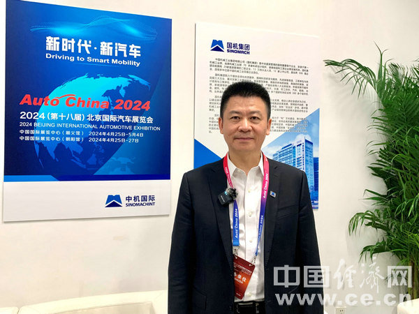 　　中机国际党委书记、董事长夏闻迪在北京车展现场接受媒体采访。（中国经济网记者 周宇宁摄）