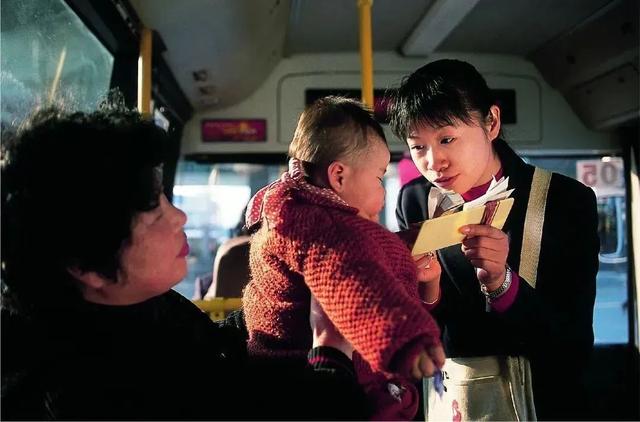 眼睛一霎41年,上海小囡的回忆!这样的公交母婴车,侬坐过伐?