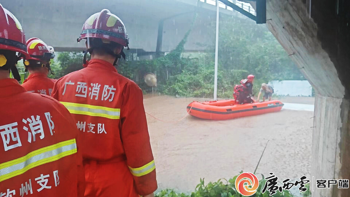 图集|钦州暴雨中的感人瞬间