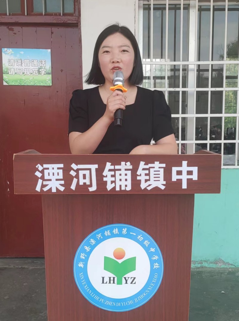 优秀学生代表田梦菲,李梦瑶,张卓政做经验交流.