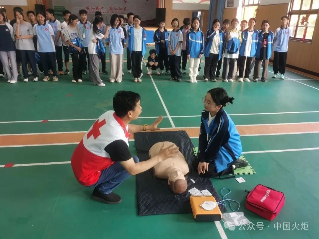 江西省抚州市黎川县关工委组织"五老"关爱报告团走进第四小学,开展